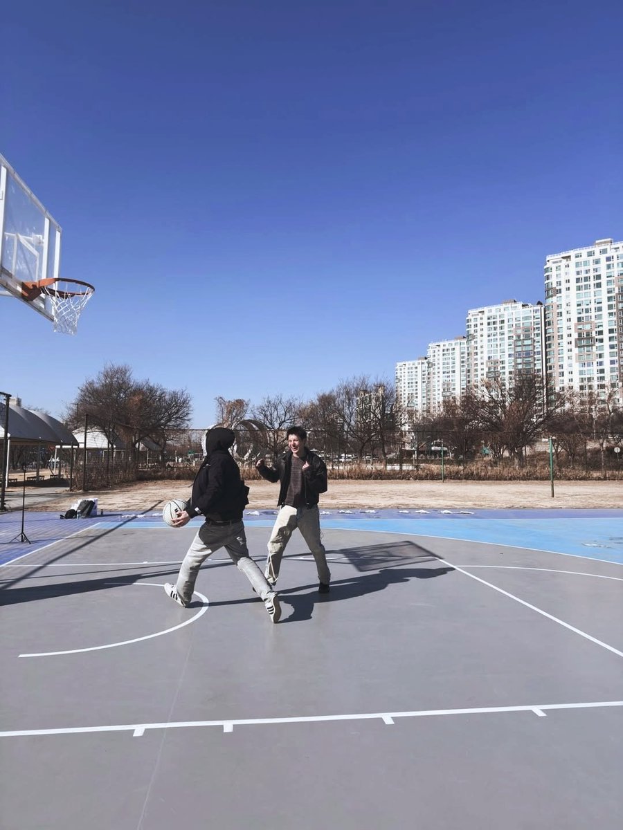 𝗙𝗮𝗷𝗮𝗿  𝗰𝗲𝗿𝗮𝗵,  angin  menggigit  lembut,
basket  tenggelam  dalam  genggaman,
sementara  kebersamaan  jadi  selimut
paling  setia.