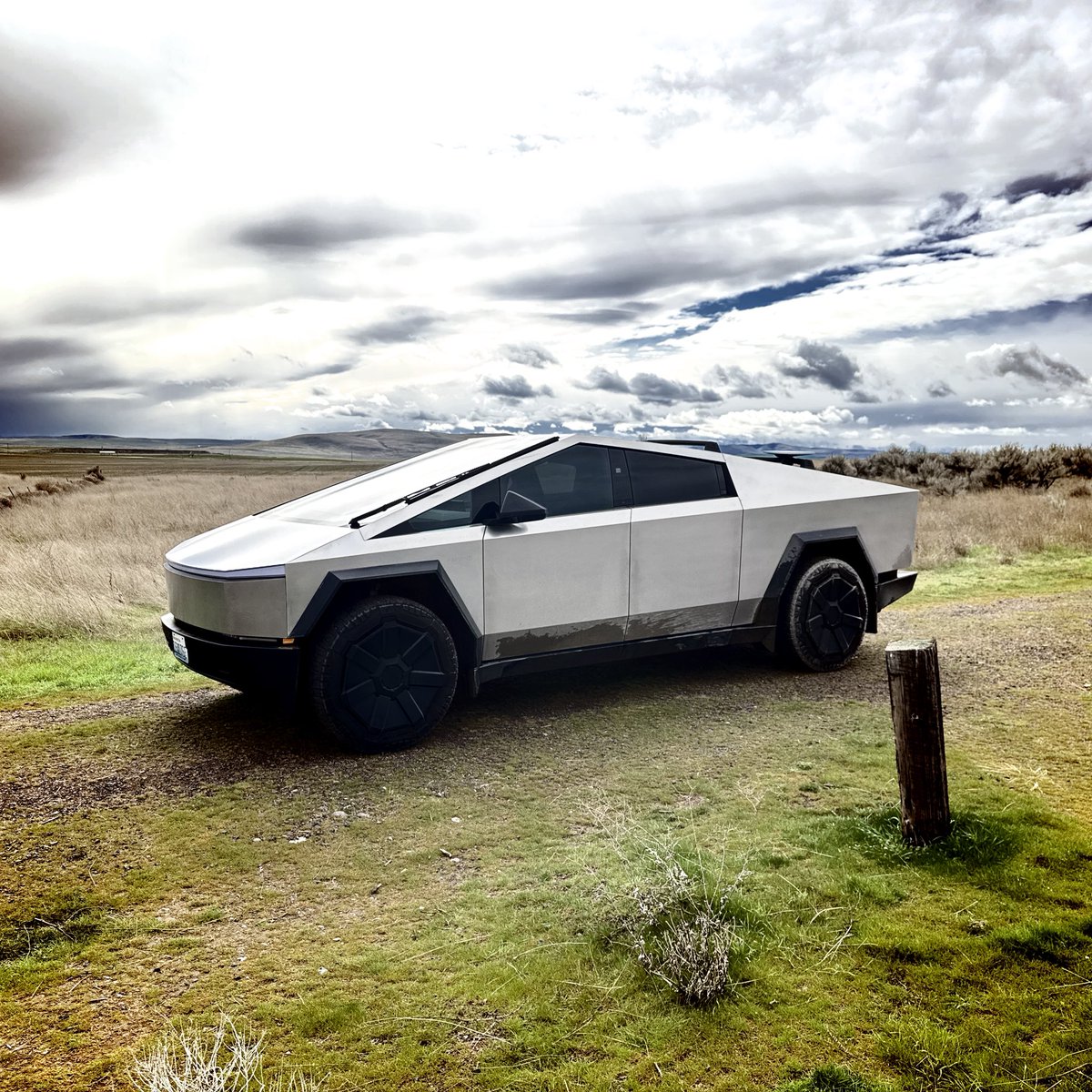 wlfuer's tweet photo. Oh the Cybertruck would enjoy the Oregon Trail I bet. Stopped at convenient place to check out a little section in Echo, OR. Love the wide open spaces! ☺️ https://t.co/aUvzLiVYzm