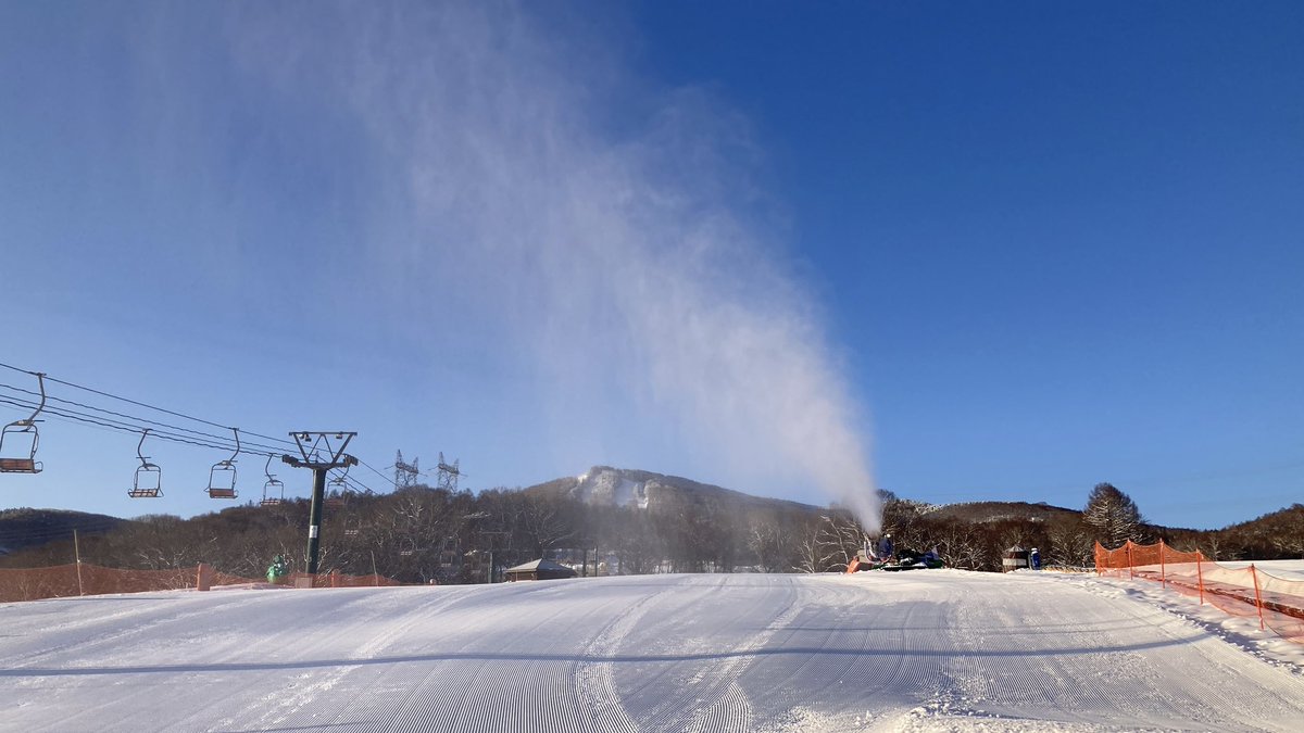 blanche_ski's tweet photo. おはようございますブランシュです。3月5日、朝7時現在気温約−7℃、快晴。久しぶりの冷え込みでスノーマシーンも稼働し、ゲレンデも仕上がっています！シーズン終盤もブランシュたかやまへお越しください⛷️🏂 https://t.co/MGSSxStI5K
