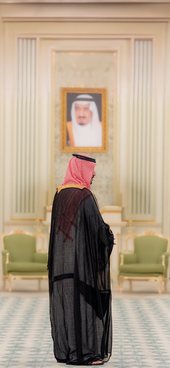 الشعب كله معك يبغى يعبر الطريق 
 وقيادتك حققت لحلام للي حــلم
انت العلم والملك سلمان مجد عريق 
 اللّٰه يطول حياتك ،، للمللك والعلــم
لازال ل السيف الاجرب في يمينك بريق 
غصب على المغرض الي يحسب انه انثلم
 يعني من الظلم لو اشبهك في طويق
 وانت الجبل تقدر تزيحه بشخطه قلــــم