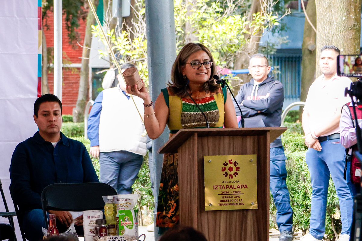 ALEIDAALAVEZ's tweet photo. 🥛💜 ¡Llegó la leche!
Hoy entregamos una Lechería y Tienda para el Bienestar en la colonia Banjidal, cumpliendo el encargo de nuestra presidenta @Claudiashein de hacer efectivo el derecho a la alimentación. Ésta es la lechería número 19 que entregamos, y vamos por más.
Una alimentación adecuada transforma vidas desde la gestación. Leche para el Bienestar es leche de verdad, fortificada para cuidar la salud, apoyar a productores nacionales y fortalecer la economía familiar.
Porque Iztapalapa es la alcaldía que levanta a la Ciudad de México, leche fresca para esta alcaldía guerrera, noble y virtuosa. Seguimos construyendo bienestar desde lo más esencial. ✨
#IztapalapaOrgulloDeLaTransformación #iztapalapanoescomolapintan 💜