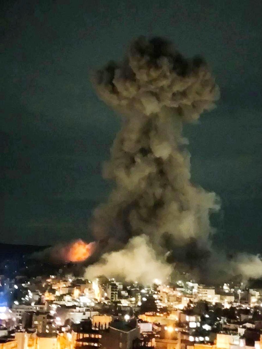 مملکت را دارند شخم می‌زنند.
این‌بار دیگر مثل قبل نیست که موشک‌هایی با تخریب کم از هواپیما شلیک میشه.
بمب‌های چند تُنی است که   B-2 های آمریکا روی سر مردم می‌ریزند.
با هر بار بمباران، یک خیابان به طور کامل نابود می‌شه.
#نه_به_جنگ