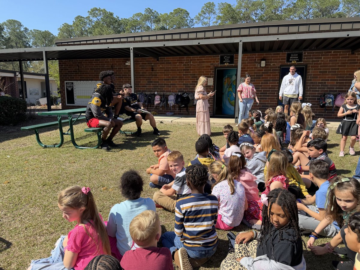 CCPackersFball's tweet image. The Packers were up bright and early this morning to head over to RB Wright to read and have some fun in the sun for Read Across America Week! 🇺🇸📚 #GoPack #ReadAcrossAmerica