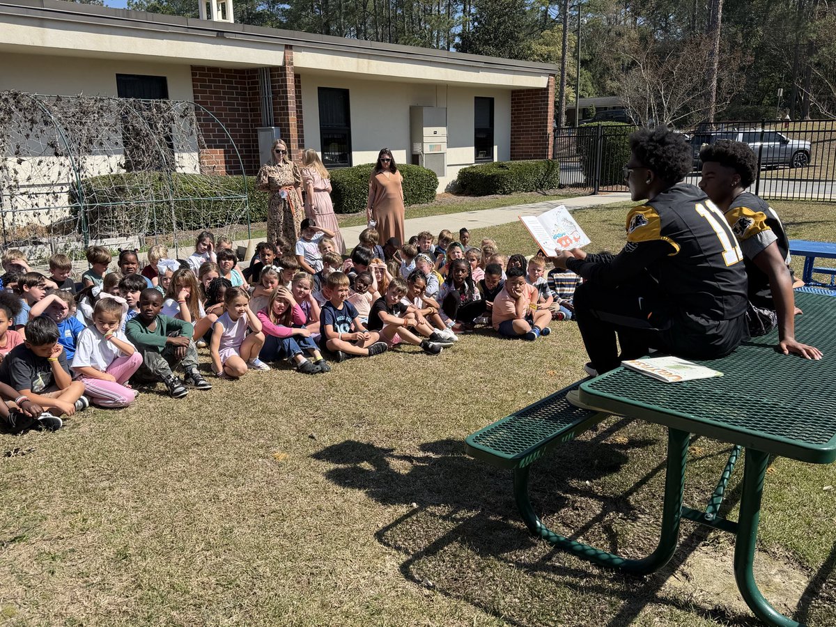 CCPackersFball's tweet image. The Packers were up bright and early this morning to head over to RB Wright to read and have some fun in the sun for Read Across America Week! 🇺🇸📚 #GoPack #ReadAcrossAmerica