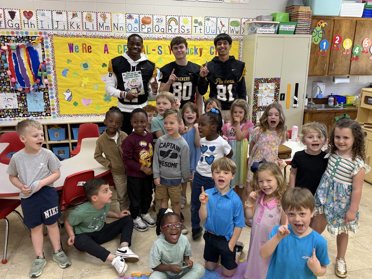 CCPackersFball's tweet image. The Packers were up bright and early this morning to head over to RB Wright to read and have some fun in the sun for Read Across America Week! 🇺🇸📚 #GoPack #ReadAcrossAmerica
