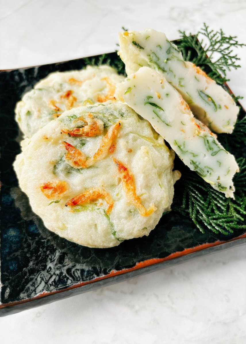 おはようございます。
今朝の大阪は🌤 今日は二十四節季のひとつ ＃啓蟄
冬の間、地中にいた虫たちが目覚めて動き出す頃なのだそうです🐞🌼
春らしい三寒四温、皆さま体調を崩さずお過ごしください☺️

さて 店頭にも春の訪れ🌷今月から桜えび天が登場！桜えびの香ばしさと白ごま水菜が相性抜群です✊