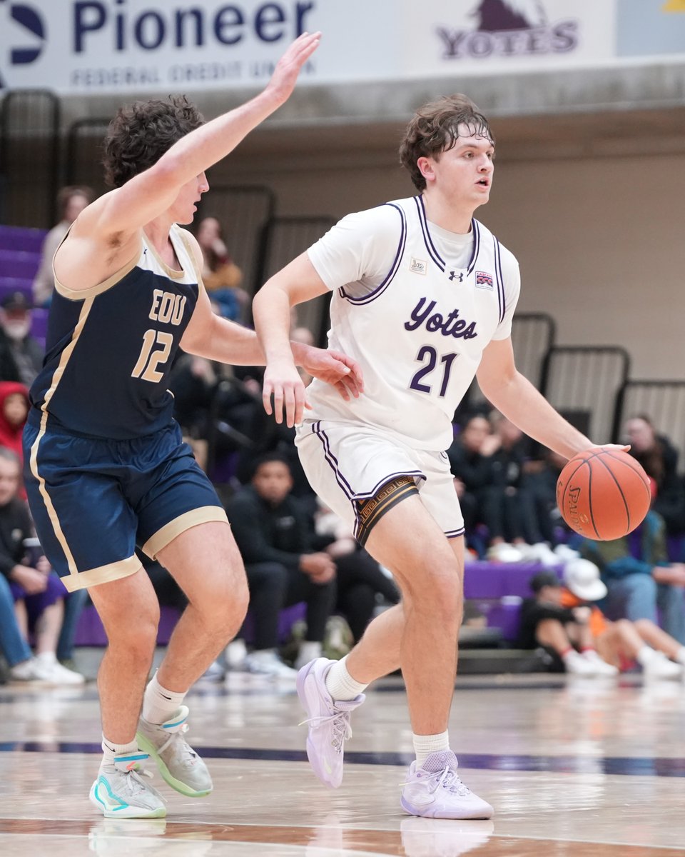 montanasports's tweet photo. Former Missoula Loyola standout Rey Johnston was named the 2026 Cascade Collegiate Conference men's basketball freshman of the year for College of Idaho.

Story: https://t.co/GapKWczAbg 

📸 Ryan Elsberry / College of Idaho Athletics https://t.co/vgUsgcmbjn