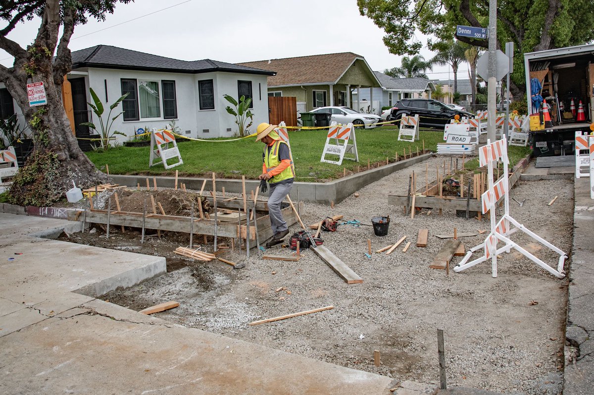 BSSLosAngeles's tweet photo. Thank you to the StreetsLA Construction Services Division for your work this week installing curb ramps in #CD15 - the One-Five!
These upgrades will improve safety and accessibility for stakeholders in Wilmington.
#AtYourService
@timmcoskerla @LACityDPW https://t.co/wiZOAU3PTF