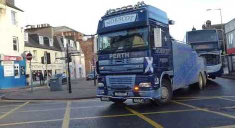 tourscotland's tweet image. Tour #Scotland short travel video Blog of a DAF Dutch made heavy recovery truck towing a #Stagecoach #Double #Decker passenger #Bus from Mill Street Bus Station on visit and trip to #Perth, #Perthshire tour-scotland-photographs.blogspot.com/2018/12/tour-s…