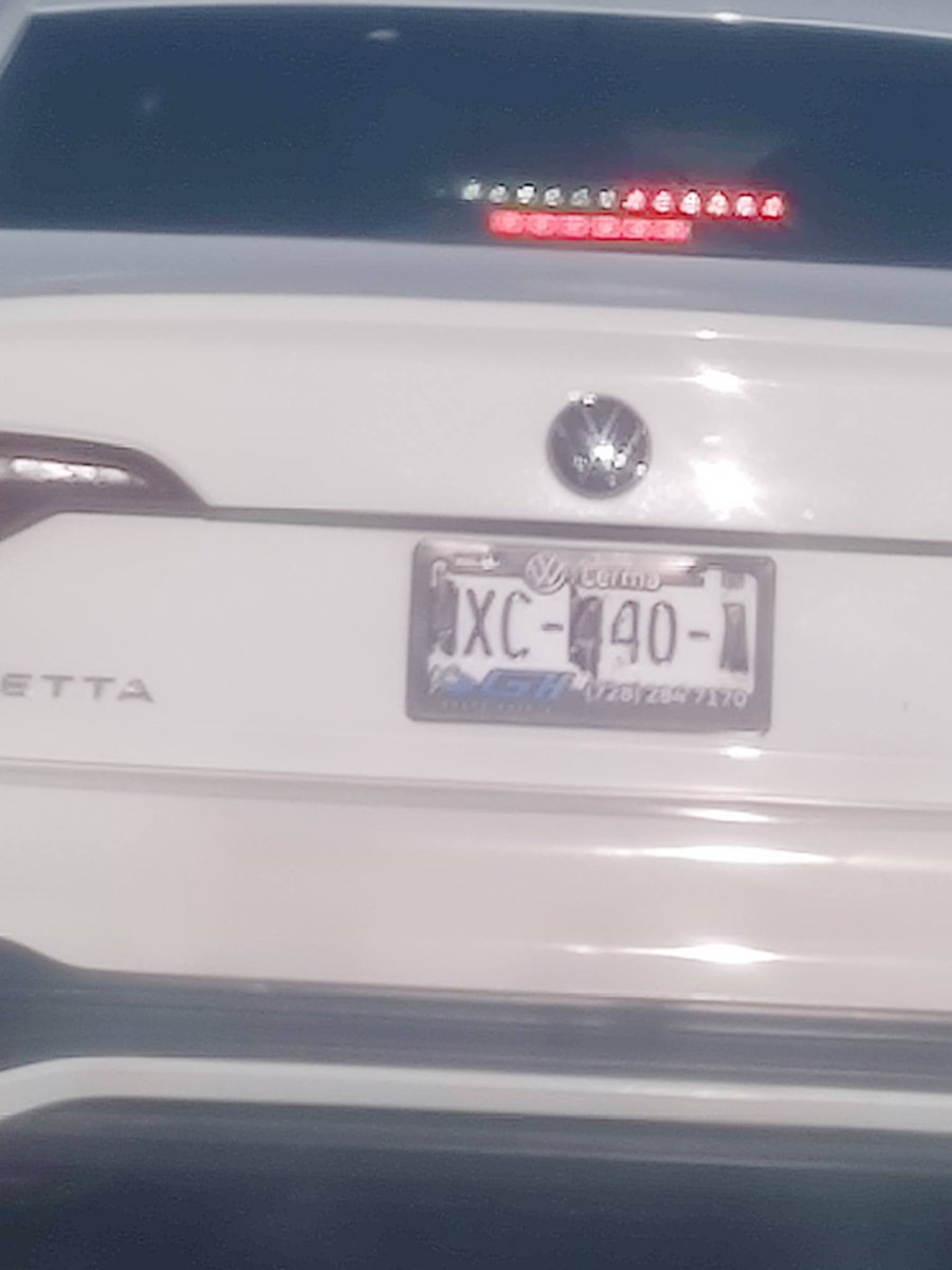 cuartodemillamx's tweet photo. Hola admin, aguas con este Jetta los ocupantes andan extorsiónando por la López Portillo Tultitlán Coacalco, no logré grabar antes pero tenian a un auto detenido y tapan sus placas. https://t.co/XHlMDvgpsj