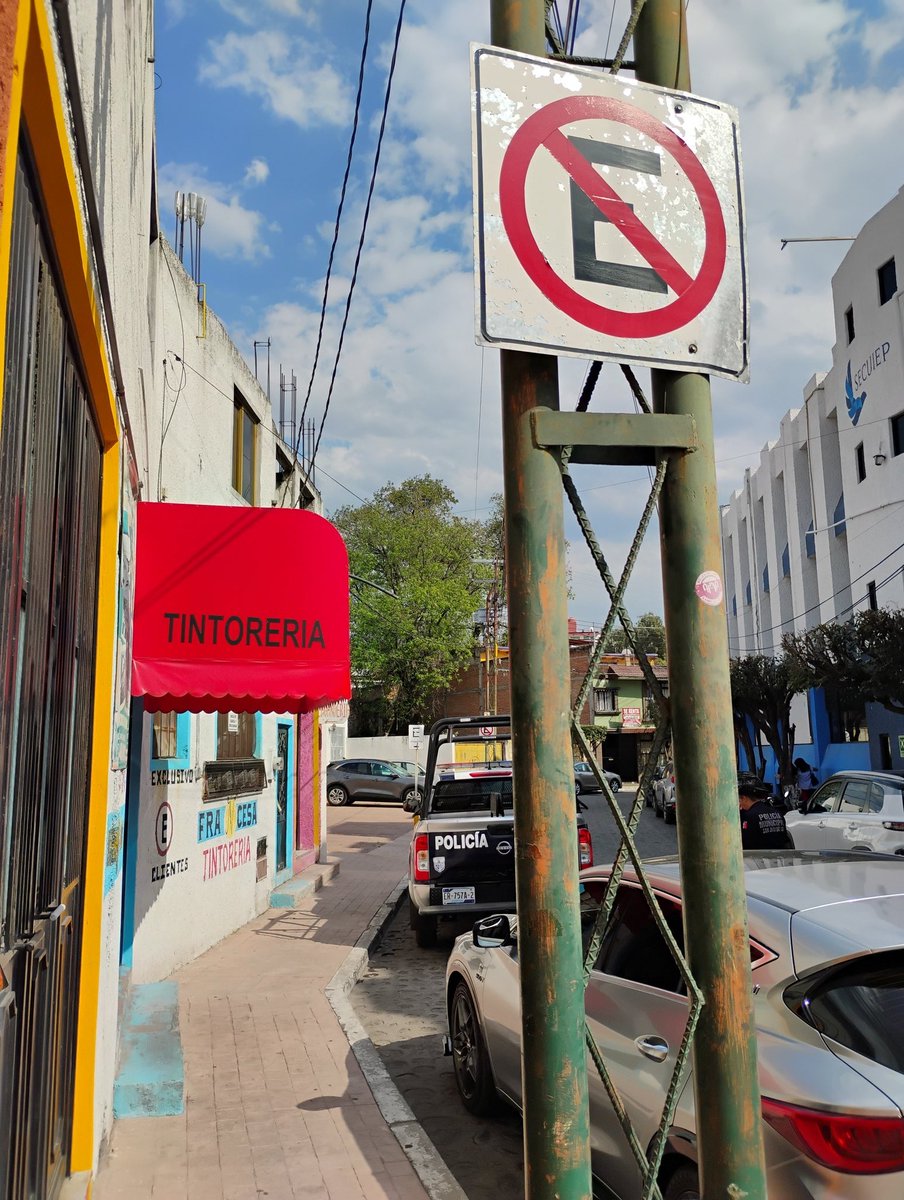 Bolmasacote's tweet photo. En esta esquina muchos automovilistas se estacionan ignorando el claro letrero que indica que eso está prohibido... hoy ya también los oficiales nos enseñan como infringir la ley de tránsito, hay forma de que se pueda evitar eso estimados @PresidenciaSjr  @RobertoCabreraV ? https://t.co/7j6uVpfrGQ