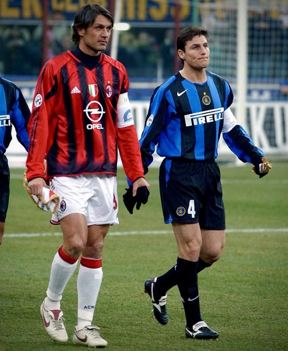 alaimofootball's tweet photo. 🔴⚫️PAOLO MALDINI & JAVIER ZANETTI⚫️🔵

🤩Miren lo que dijo Paolo Maldini hace unos años sobre esos duelos vs el argentino:

🗣️"En pleno derbi, tuve un choque con Javier Zanetti. Ambos caímos al suelo y, al levantarnos al mismo tiempo, dijimos exactamente lo mismo: “Lo siento, capitán. Eso refleja el nivel de respeto que existía entre nosotros"💪🏻