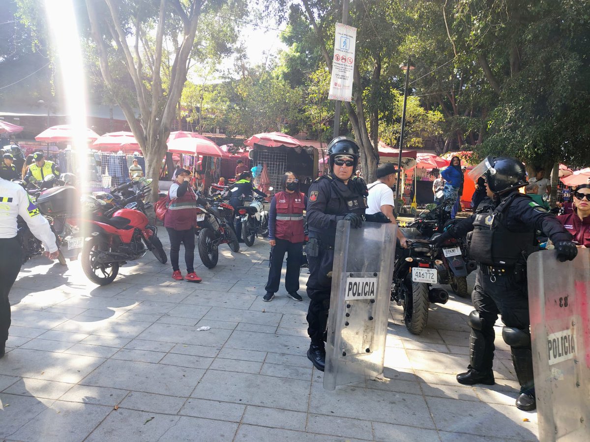cdmx_vecino's tweet photo. @CarlosLoret @latinus_us En la explanada de pino suarez cesar cravioto y @ClaraBrugadaM dijeron públicamente que ya estaba "limpio" eh aqui evidencia de que no con fotos de la misma @SeGobCDMX  evidenciando la mentira, ahi estan sin tocar a los ambulantes. https://t.co/5pExH2xcP5