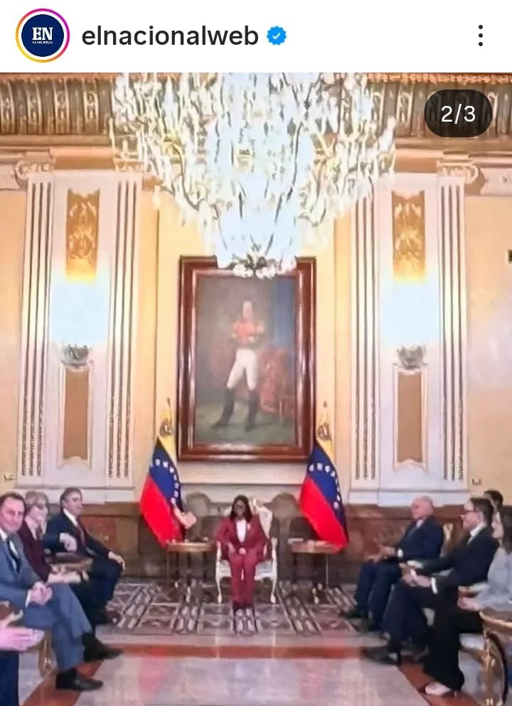 MartaEscalona65's tweet photo. Miren esta foto donde estan todos los Altos Representantes de Gobierno de los EE UU y fíjense en el cuadro del Libertador, el original Simón Bolivar y no el mamotreto que hizo el mortadelo y menos su cuadro, ni el de #Narcolas
Rodilla en tierra 😁😁😁👇 https://t.co/NsiZ7Robbi