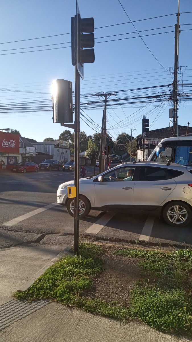 csandersonf's tweet photo. @municipiotemuco @neiratemuco ¿Qué pasa con este semáforo en Labranza, 1 Norte con 4 Oriente? Se instaló, y se retiró el paso de cebra y aún no funcionan los semáforos. Se pone en riesgo la seguridad de los peatones.  #Temuco https://t.co/k6JiJzBjsf