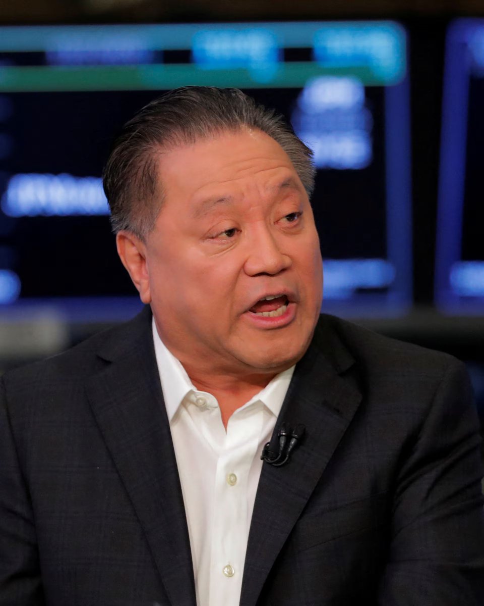 StockSavvyShay's tweet photo. $AVGO says it has line of sight to 2027 revenue “significantly above $100B” driven largely by AI silicon like accelerators, switch chips & DSPs.

Custom AI accelerator demand continues to ramp with $GOOGL TPUs strong, Anthropic scaling from ~1GW in 2026 to 3GW+ in 2027, $META targeting multi-GW deployments & OpenAI expected to deploy its first XPU at 1+GW in 2027.