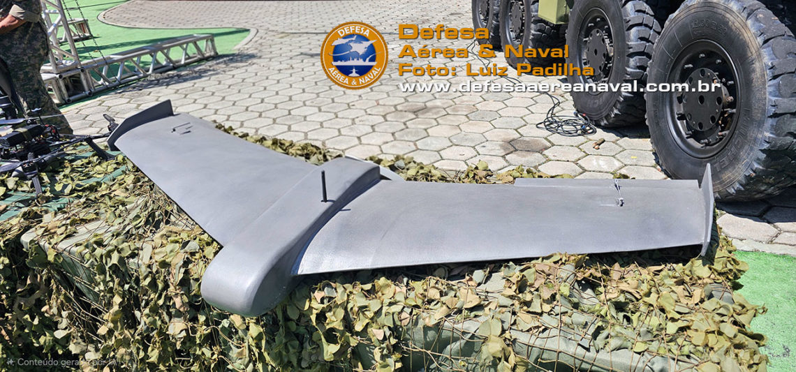DefesaBrazil's tweet photo. O Luiz Padilha (Defesa Aérea &amp; Naval) tirou uma foto do drone kamikaze do CFN, desenvolvido pelos militares do Batalhão de Combate Aéreo da Marinha.
Visualmente é bem parecido com o Carcará, também usado pelos Fuzileiros Navais.

📸Luiz Padilha 
https://t.co/ojKGUWbAhr https://t.co/eOiFo5D4Ao