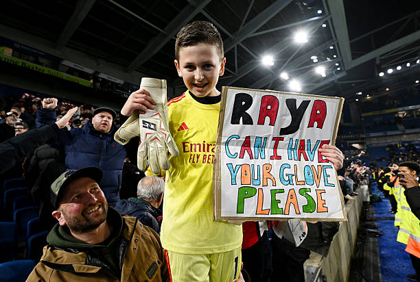 🚨 While everyone celebrated, David Raya noticed a young fan in the front row who had been cheering all game.

In a classy gesture, the 30-year-old goalkeeper gave the boy his match-worn gloves, sparking huge cheers when the final whistle confirmed the result at Man City. ⚽👏