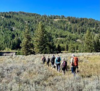 NieveRevista's tweet photo. Harold Degraff, de Estados Unidos, visitó el Parque Nacional de Yellowstone, en Estados Unidos, cuando era niño. Recientemente volvió a ese lugar, pero con un punto extra: ¡ahora su hijo trabaja ahí como guía! Ven a dar un increíble paseo con Harold  https://t.co/Ezzl4Lqo4O https://t.co/DvrSqoK38W