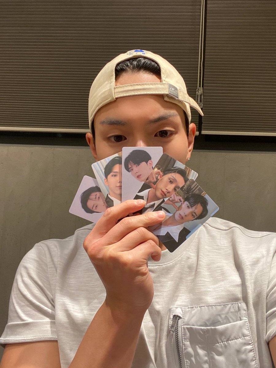 shownu wanting to trade with the monbebes at the lucky draw event because he didn’t pull his bias jooheon