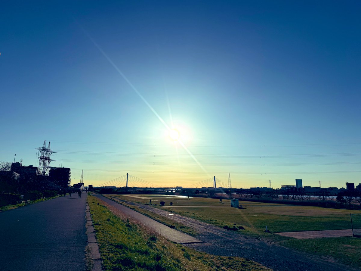 Yutoryman_R's tweet photo. 今朝は余裕があったので久々に多摩川ランニングしました🏃‍♂️天気も良くて気分爽快です！
最近はとにかく花粉にやられてます😷普通に過ごすのが苦しいです😂
写真は富山ブラックラーメンです🍜 https://t.co/OoRwTBFLmc