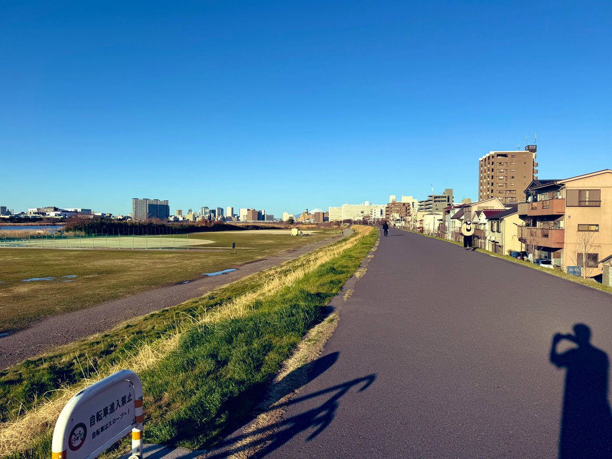 Yutoryman_R's tweet photo. 今朝は余裕があったので久々に多摩川ランニングしました🏃‍♂️天気も良くて気分爽快です！
最近はとにかく花粉にやられてます😷普通に過ごすのが苦しいです😂
写真は富山ブラックラーメンです🍜 https://t.co/OoRwTBFLmc