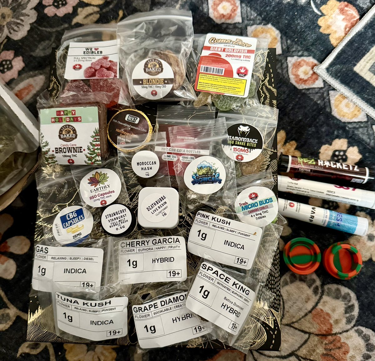 Stephjd420's tweet image. Medicine restock day from my fav Indigenous Reserve Dispensary tophatcannabis.ca

The picture reflects what was in the advent Calendar. Worth every penny! 

#cannabisismedicine #ChronicPain #chronicillness