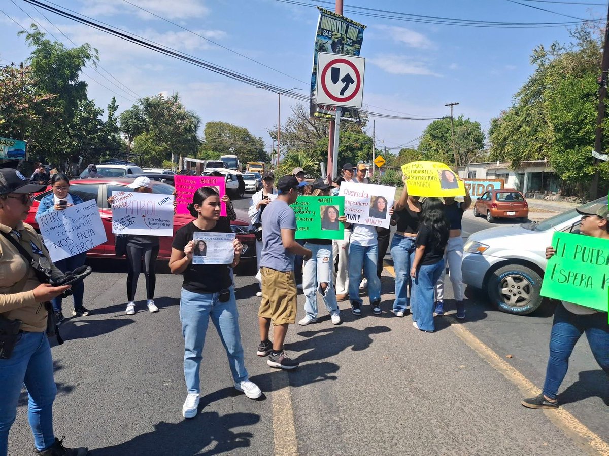 WRADIOMexico's tweet photo. 🔴Reportan otra estudiante de la UAEM desaparecida.

Ahora, familiares de Karol Toledo Gómez, estudiante de la Escuela de Estudios Superiores (EES) del municipio de Mazatepec, iniciaron una serie de bloqueos en la zona sur de la entidad por la desaparición de la joven de 18 años.

📸: Luis Alberto Beltrán vía #ReporterosW
🎧https://t.co/HA2jR2ebvS
