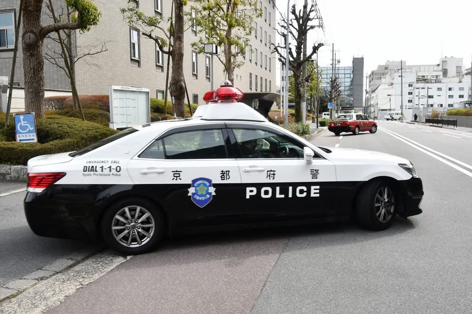 uhiroyuki93's tweet photo. 倖田來未くぅちゃんファンならおなじみ
組カー＝ナンバー「・・93」🚓💨
なんと京都府警・自動車警ら隊の
パトカーでも・・93を発見🤗️
京都出身のくぅちゃん愛…これは偶然？
それとも公式級の愛？😂❤️
#倖田來未
#くみ活
#倖田組 https://t.co/RhvehNmkpi