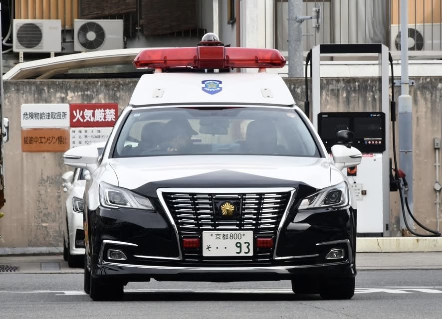 uhiroyuki93's tweet photo. 倖田來未くぅちゃんファンならおなじみ
組カー＝ナンバー「・・93」🚓💨
なんと京都府警・自動車警ら隊の
パトカーでも・・93を発見🤗️
京都出身のくぅちゃん愛…これは偶然？
それとも公式級の愛？😂❤️
#倖田來未
#くみ活
#倖田組 https://t.co/RhvehNmkpi