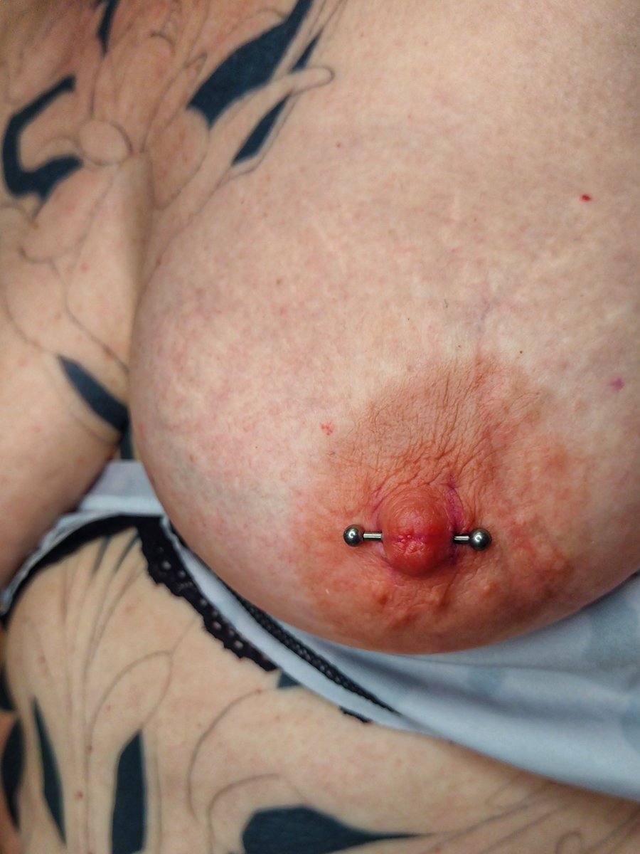 ResilenteP's tweet photo. Un par de hermosos #nipplepiercing 
que acompañarán un proyecto de tatuaje precioso, ojalá se armen de valor y vayan a por todo siempre mis reinas
con piezas de titanio grado implante🔥👑
.
.
#piercing #nipples #bodypiercing https://t.co/pzDNmkG9bh