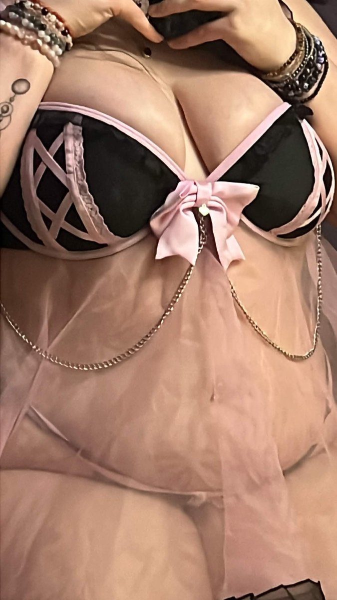 anticsvrc's tweet photo. i heard yall love fat women .... https://t.co/ZXC5fgKjKK