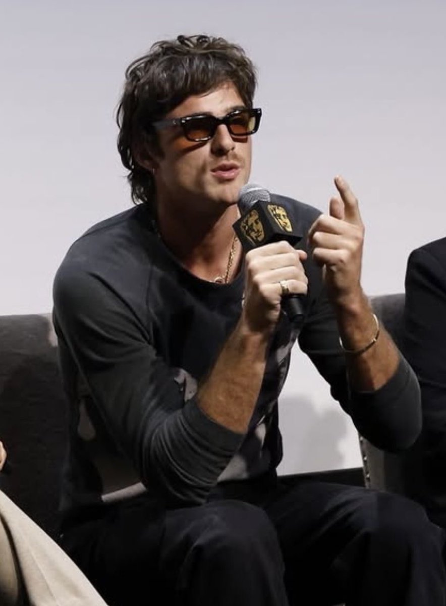 theglampyre's tweet photo. one of my fav looks, is it the glasses? Is it the Karloff top? Idek https://t.co/slhHLLmIrl