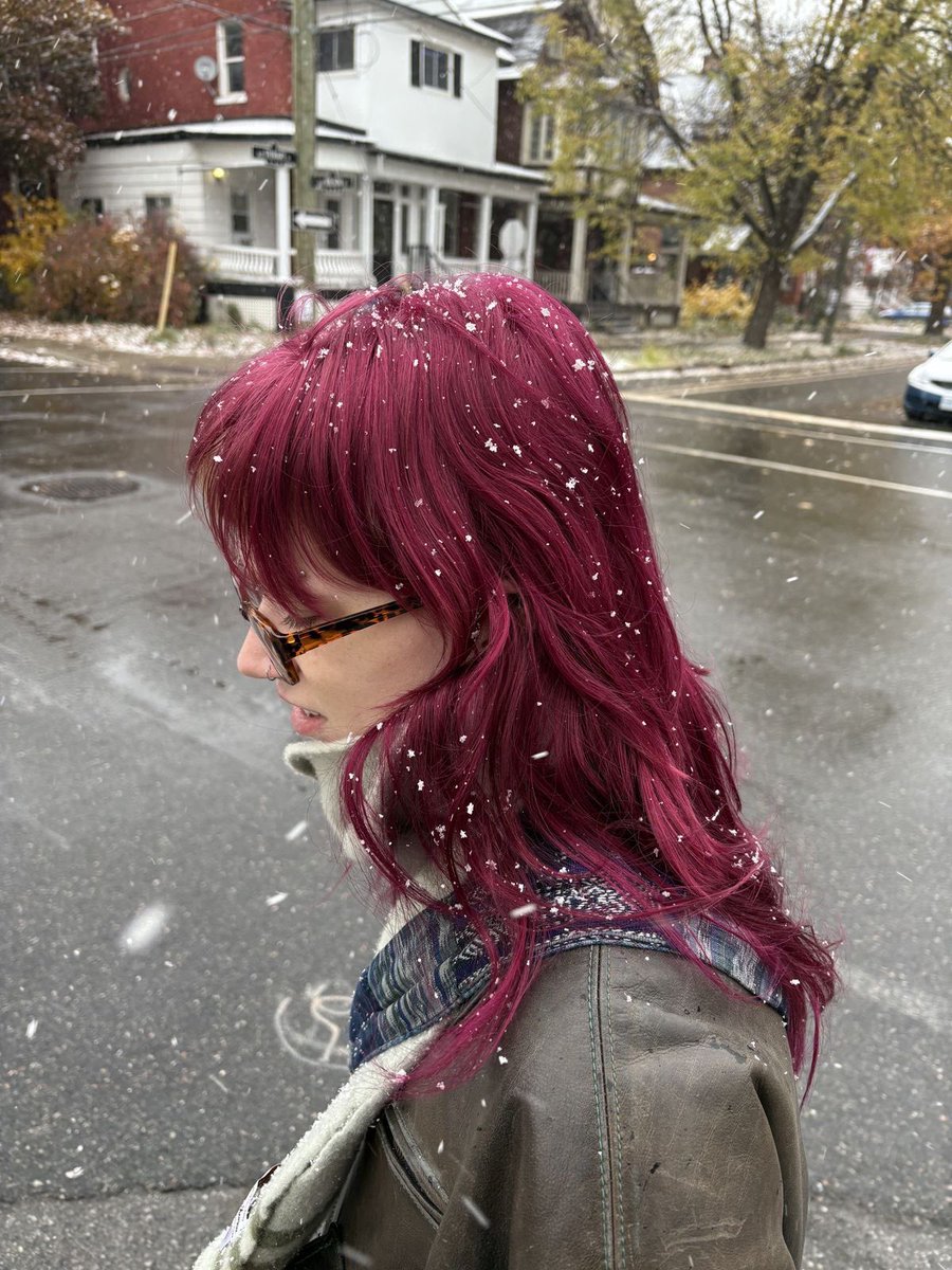 meycrosoft's tweet photo. vou retocar meu cabelo pro ruivo avermelhado pra apresentar num congresso semana que vem ai dps vou estar livre poder pintar de rosa magenta assim simplesmente porque eu posso #imwhoim https://t.co/OefqjLOT5u