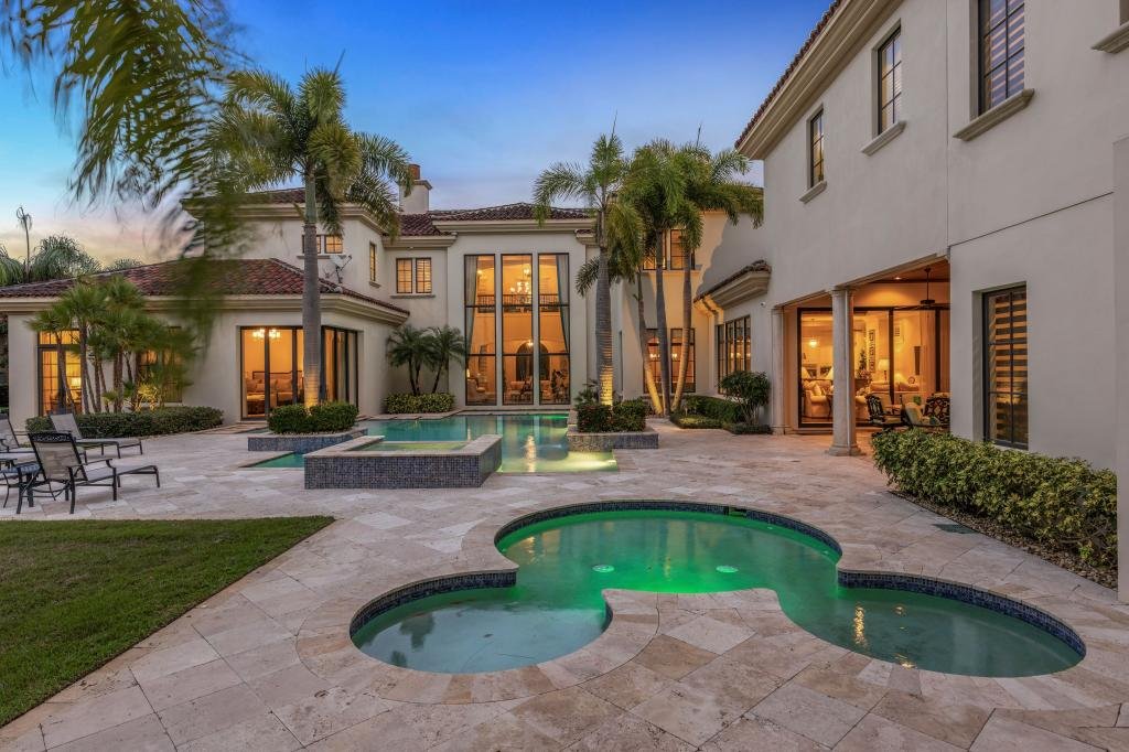 BoardwalkTimes's tweet photo. Custom Italianate Residence
💵: $19,000,000
🏡: 11,524 SQ FT | 10 BR | 14 BA + 2 Half BA

• 2 private guest suites
• Golf course and water views
• Resort style pool and spa plus children’s pool
• Library and media room https://t.co/ahqNcLK2F9