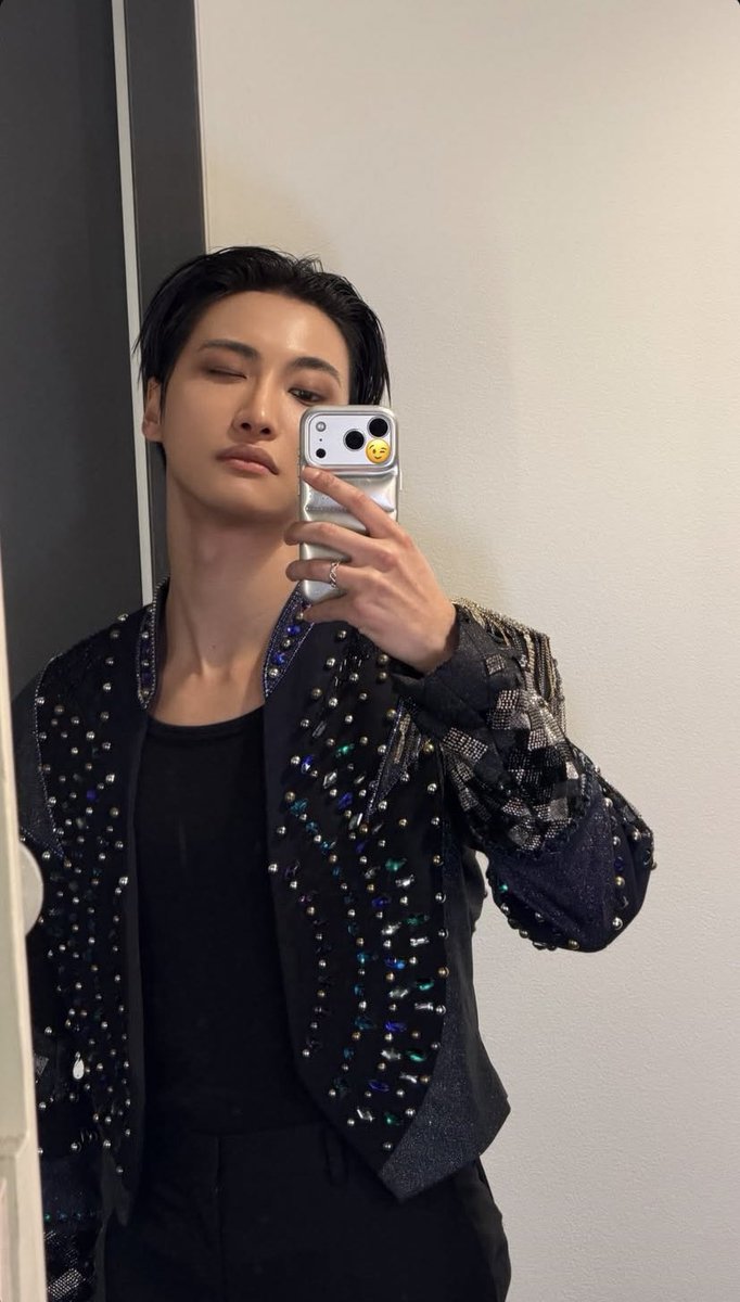 Eve_The_Human's tweet photo. @ChauSidara Probably to tell me to clean my gallery since he’s the reason why I don’t have storage 🥲 https://t.co/skrXFMOjEo