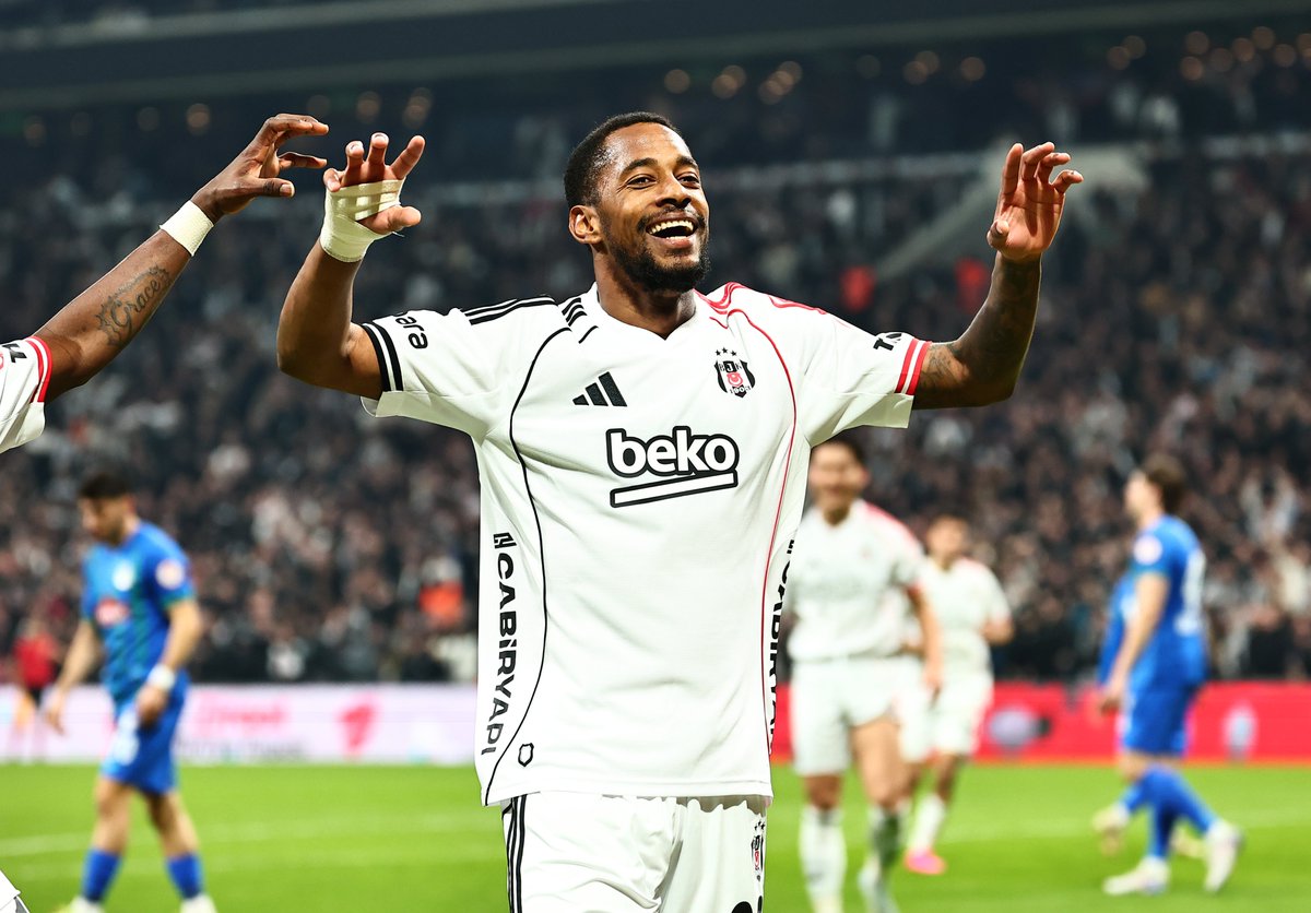 Beşiktaş’ın Tüpraş Stadyumu’ndaki 500. golü, Panamalı sağ bek Amir Murillo’dan geldi. 

Tebrikler Amir, devam! 💪🏼
***
Besiktas's 500th goal at Tupras Stadium was scored by Panamanian right-back Amir Murillo. 

Congratulations Amir, keep it up! 💪🏼