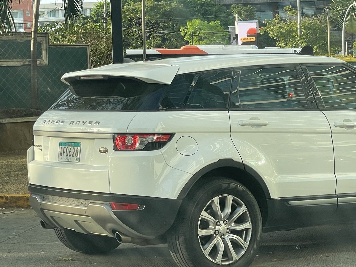 Aquí está Range Rover Blanca AF0626 hoy miércoles 4 marzo 2026 usando en contra sentido dando vuelta en U donde no debe, donde está su multa ? <a href="/ATTTPanama/">Autoridad del Tránsito</a> <a href="/Mayer/">Mayer Mizrachi</a> <a href="/Panamaalcaldia/">Alcaldía de Panamá</a> <a href="/tvnnoticias/">TVN Noticias</a> <a href="/TraficoCPanama/">Tráfico Panamá</a>