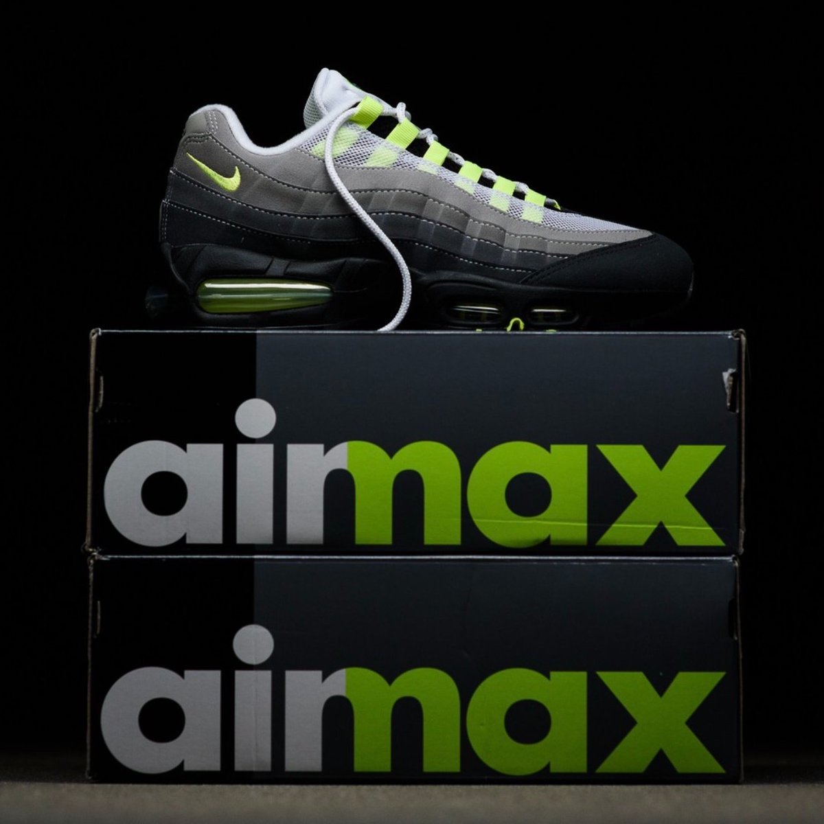 SNKR_TWITR tweet media