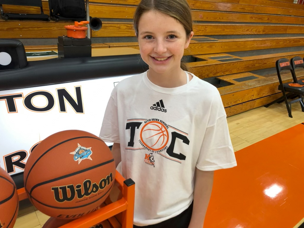 KurtPegler's tweet photo. Washington's Avery Tibbs (@iamavery20) being cheered on to state by the NBA player she met eight years ago when she was a ball girl.
 
Story: https://t.co/gd9ZYxD9Z0 https://t.co/GVWq9u1jAJ