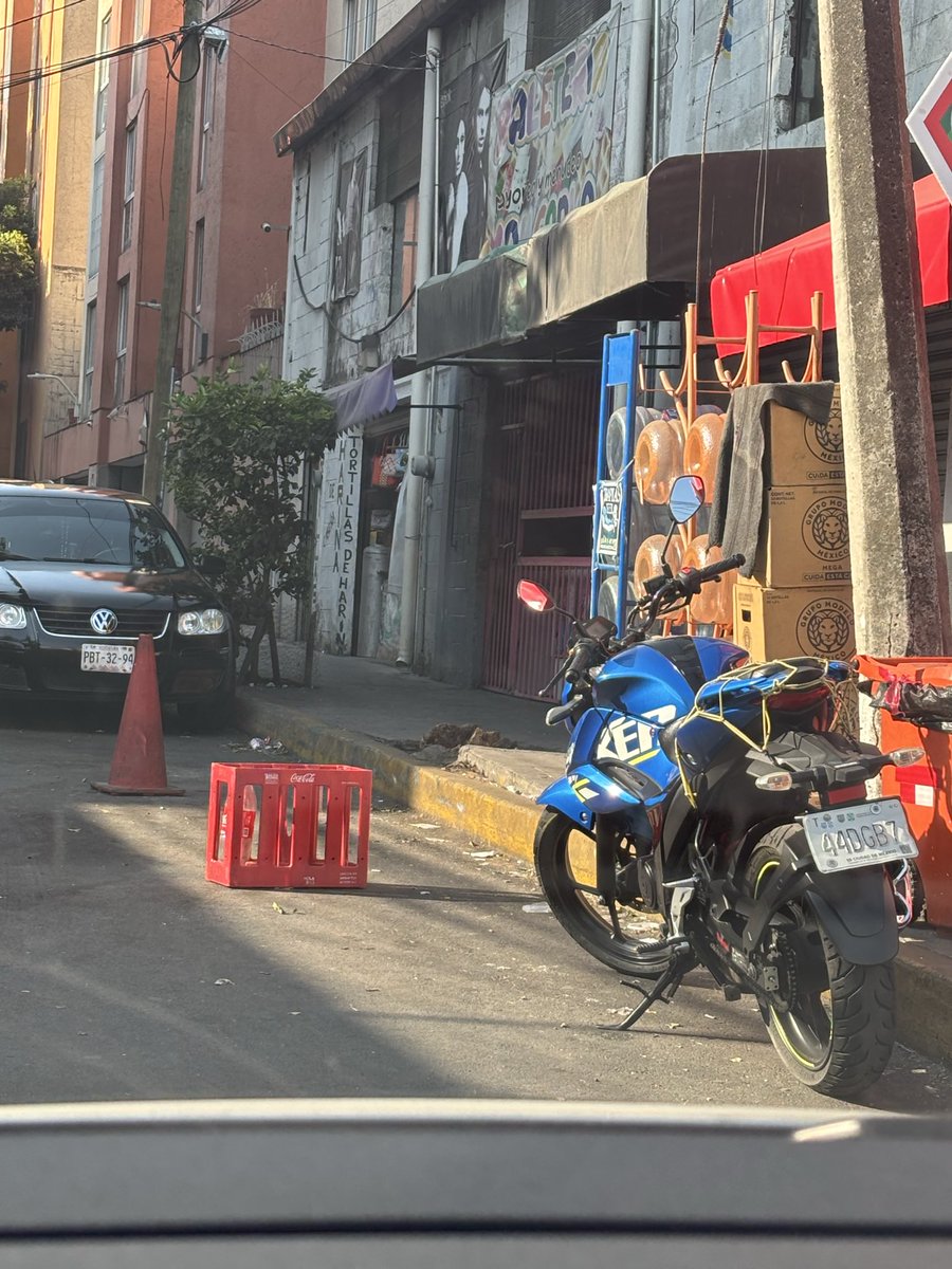 Adrianr_mera's tweet photo. @AlcaldiaMHmx ya es una costumbre que está paleteria aparta lugares todos los días y no deja que los vecinos y la gente se estacionen y si lo haces les pegan a los carros. Cerrada de Manuel dublan en Tacubaya https://t.co/p0dKOzN5JY