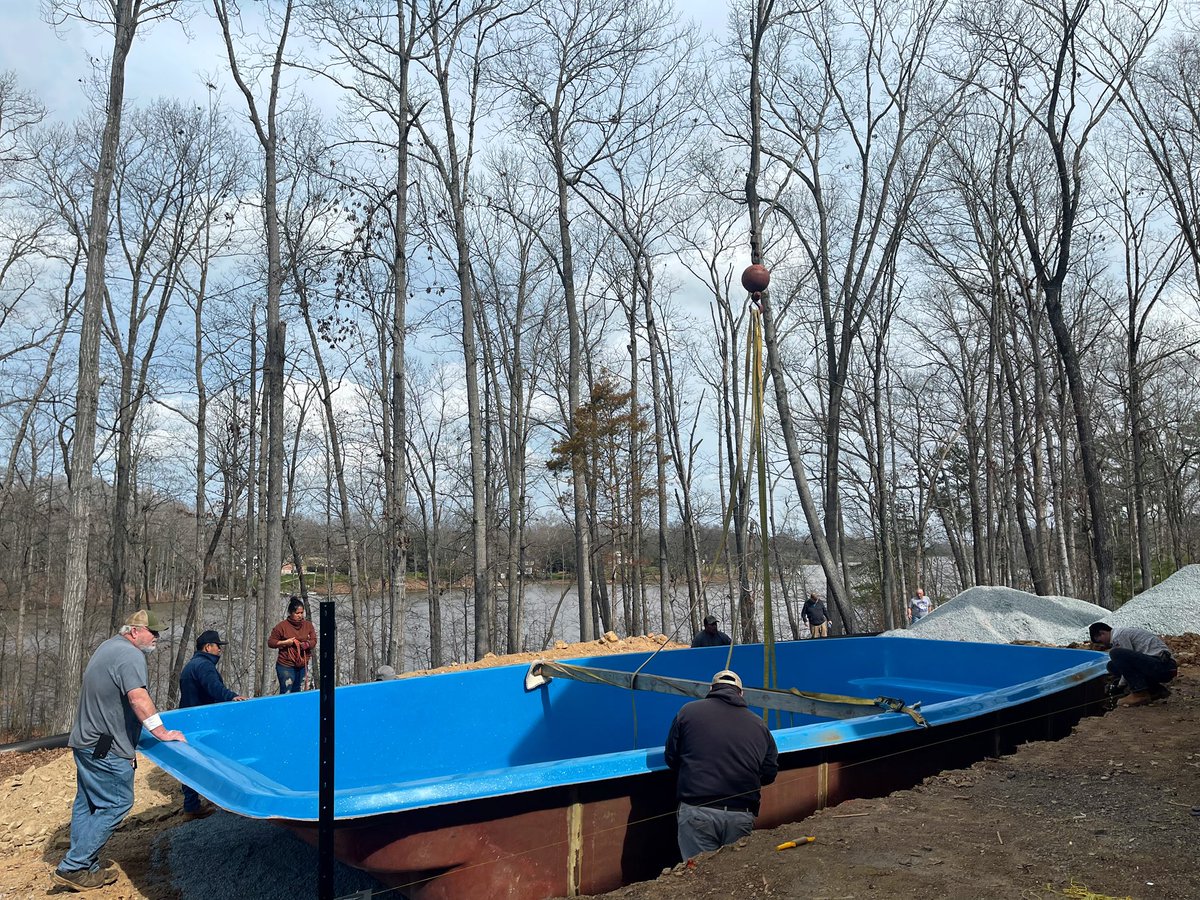 PoolscapesCLT's tweet image. The installation of the Majestic #fiberglasspool model. #pool #poolconstruction