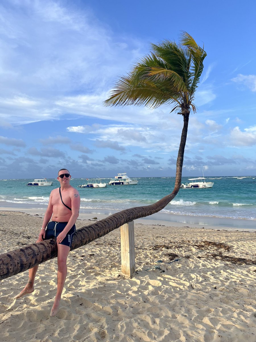 5T0D12's tweet photo. Me sat on a bent tree in the Dominican Republic 🇩🇴
#DomRep https://t.co/FCmZfgnZLG