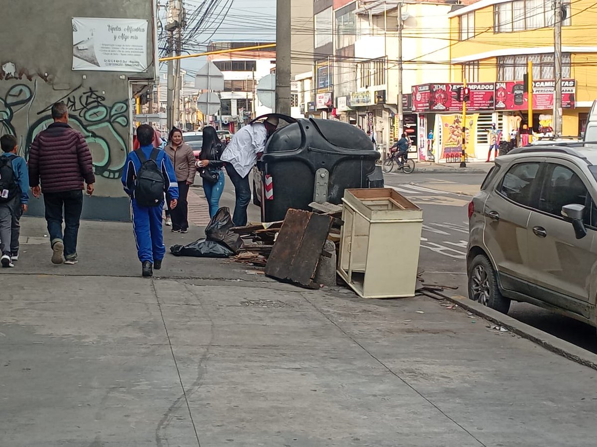 asotexco's tweet photo. @Uaesp https://t.co/ZglFwfOIHq
Anoche paso el camión recolector y dejo el mismo reguero y  @PuenteAranda_  e  @integracionbta no controlan carreteros que son los que dejan escombros a su paso.
Esta situación es incontrolable  @GobiernoBTA.  @CarlosFGalan 
NO A LOS CONTENEDORES !!! https://t.co/mzEC7wNK6C