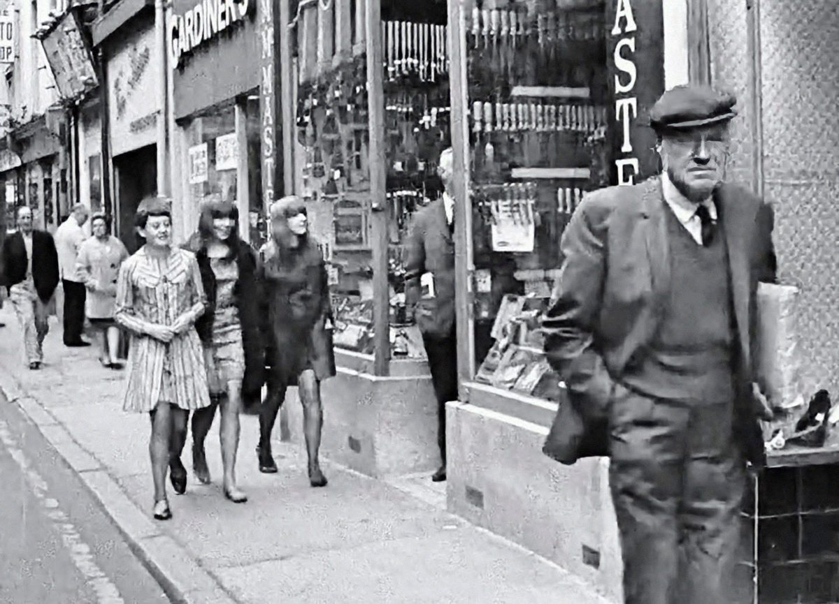 Church Lane.  Belfast.  1967.
 facebook.com/share/164pTHVU…