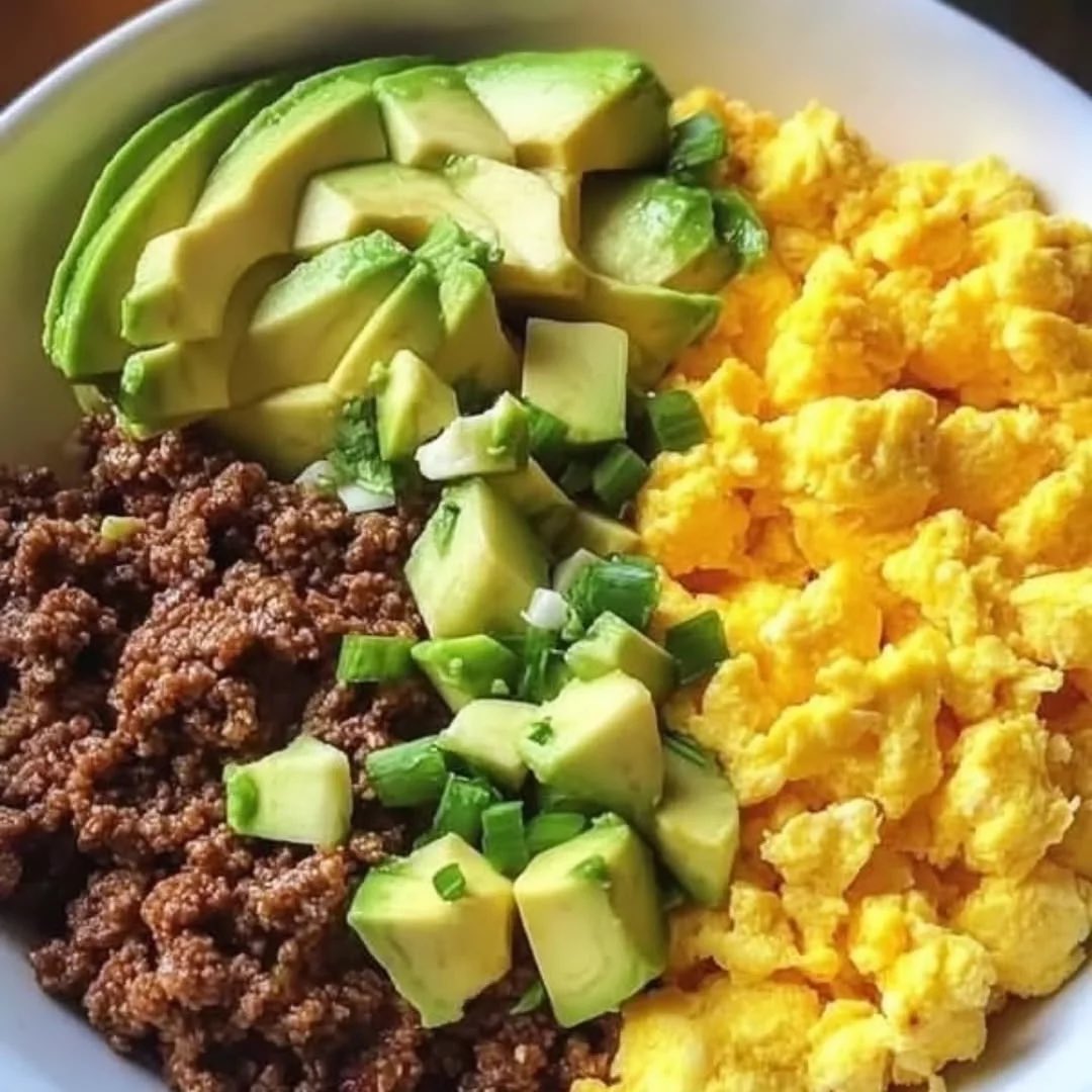 Lowcarbjiji's tweet image. 🥑 Beef, Eggs &amp;amp; Avocado Power Bowl

🥑 Eating keto doesn’t have to be boring.
Get 1001+ guilt-free, fat-burning, delicious keto recipes in my FREE digital cookbook! 🔗 Tap the link in bio &amp;amp; download your copy now! 📚

#HighProteinMeal #BalancedPlate #HealthyFats #keto #MealPrep