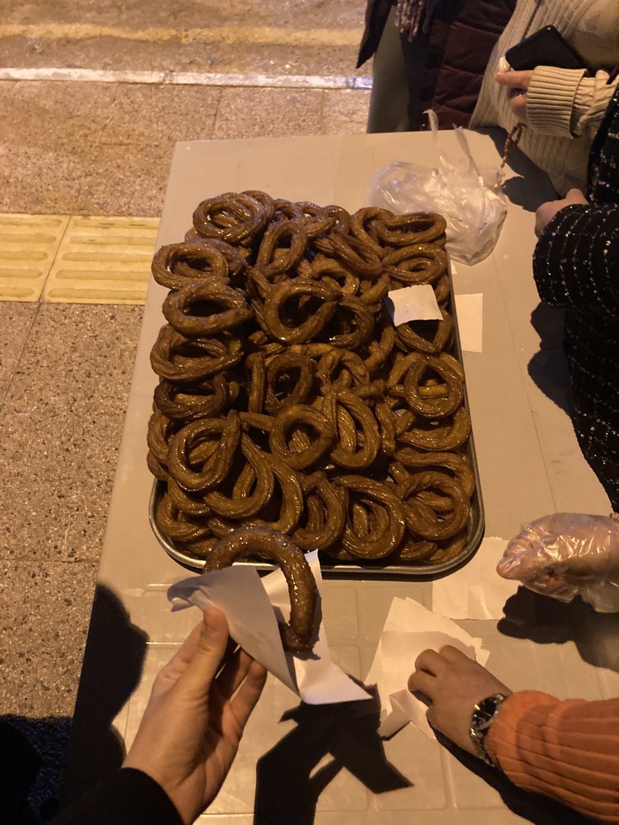 Teravih çıkışlarında şöyle bişeyler dağıtılması çok iyi olay ya. Ayrıca halka tatlısı da çok rafine bi lezzet