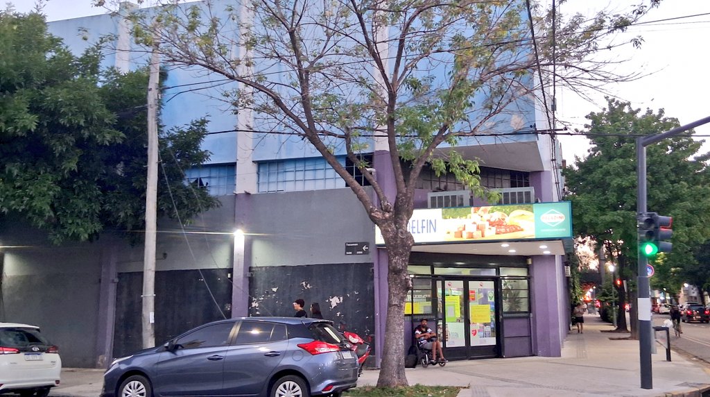 Laterminalblog's tweet photo. Después de 35 años en el lugar y por un desalojo, el supermercado El Delfín" de Cafferata y Tucumán cerraría sus puertas. Unos 25 trabajadores le piden a los vecinos firmar un petitorio para mantener la fuente de trabajo. https://t.co/MaJMVBl4c8