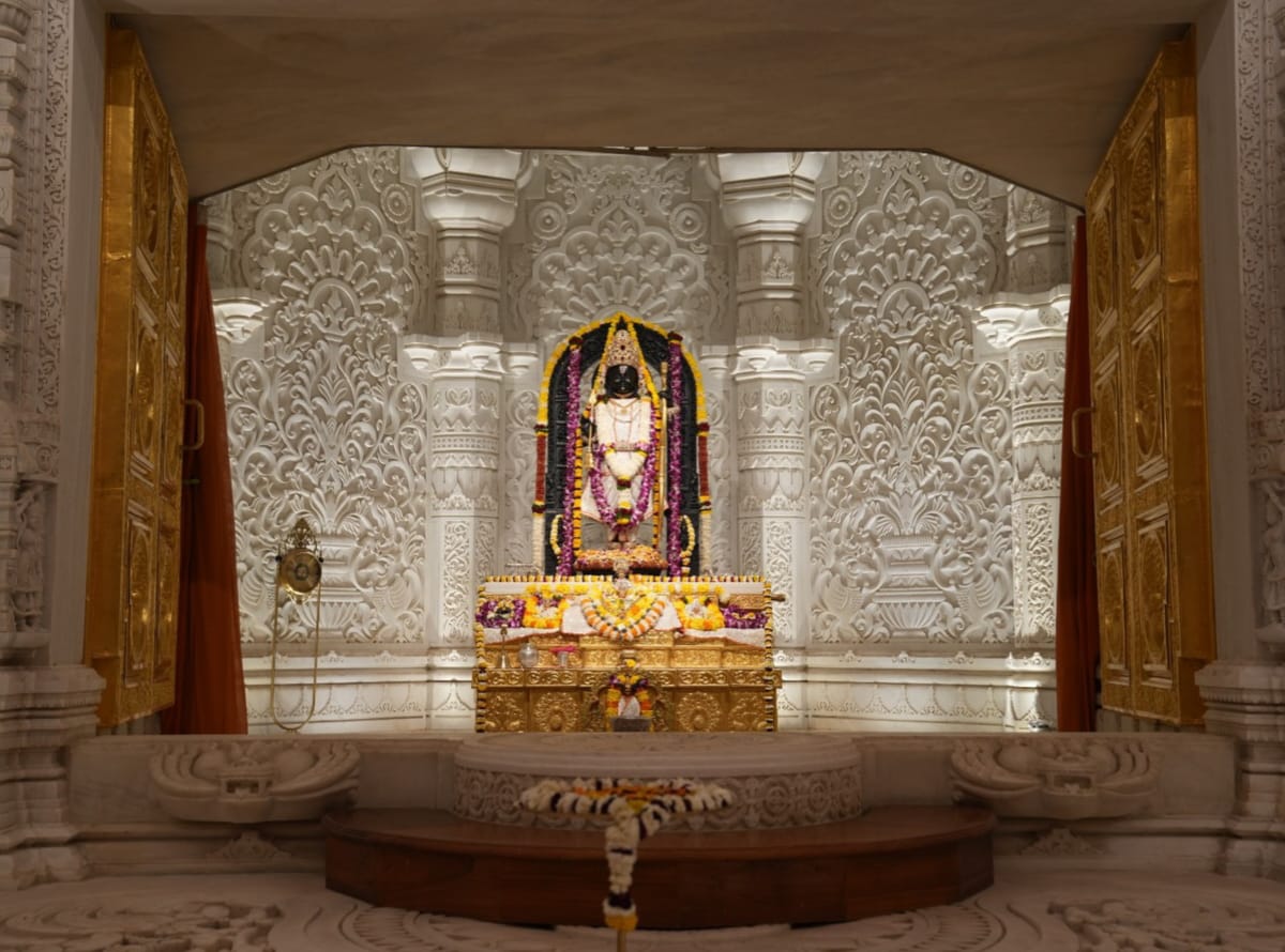 हाथ से किया हुआ दान और मुख से लिया प्रभु का नाम कभी व्यर्थ नहीं जाता।

                   🙏 “ जय श्री राम ” 🙏