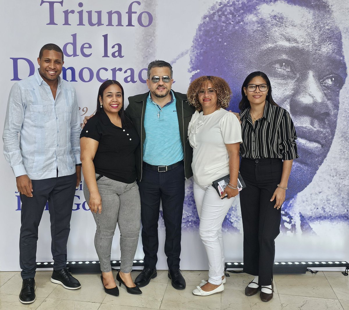 aneudydeleonm's tweet photo. Previo al inicio de la presentación del documental "Triunfo de la democracia", en honor al 89 Aniversario del Natalicio del Dr. José Francisco Peña Gómez, me tomé un espacio para socializar con valiosos amigos dirigentes del PRM.

Posan junto a mi, Adalgisa Nuñez, mi regidora estrella de SDN, Janssen Valdez, de la juventud del D.N., entre otros. @adalgisanuez